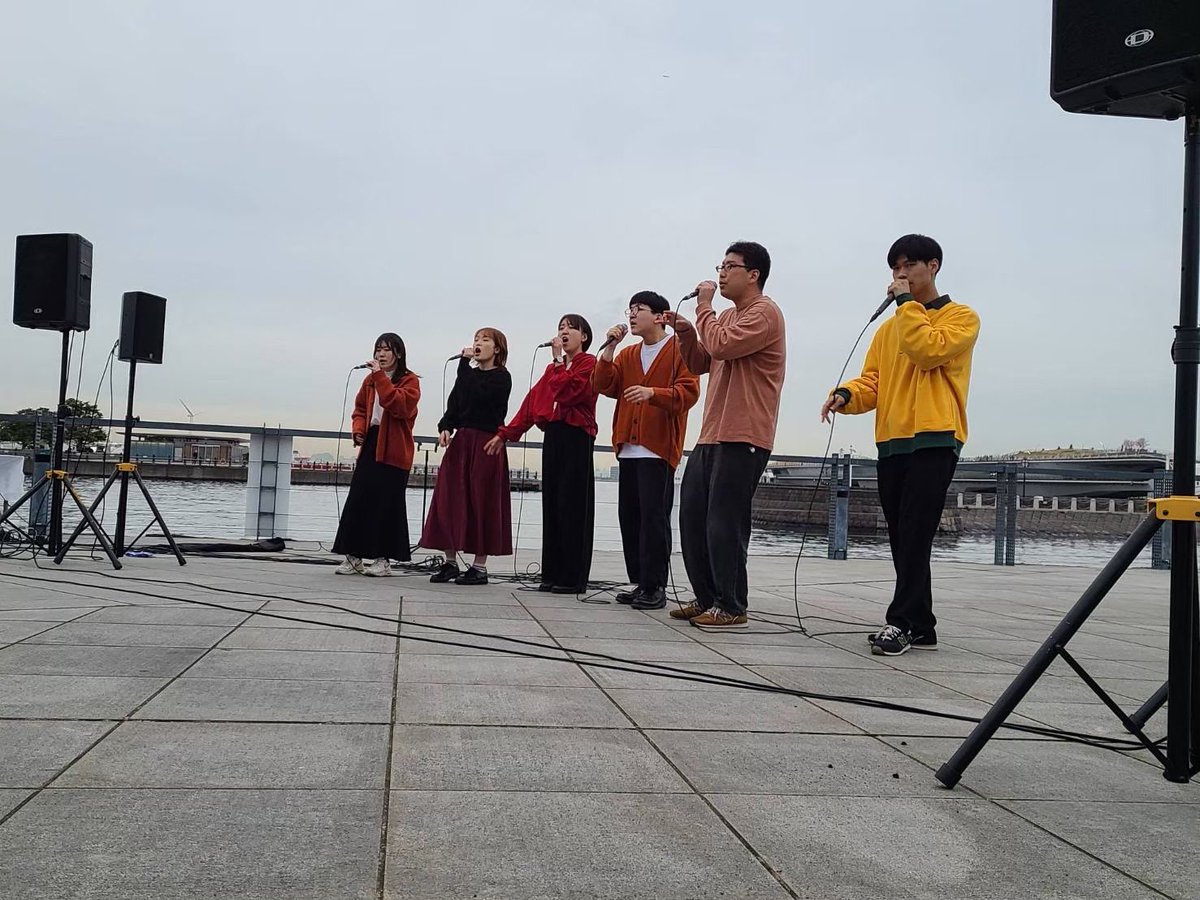 【grlow】
こんにちは！鳥大米子キャンパスの「grlow」です！
grlowという名前は、「grow：成長する」と「glow：輝く」の2つが由来となっています。
皆さんが光り輝く笑顔となれるよう精一杯楽しんで歌いますので、ぜひ楽しんでください！