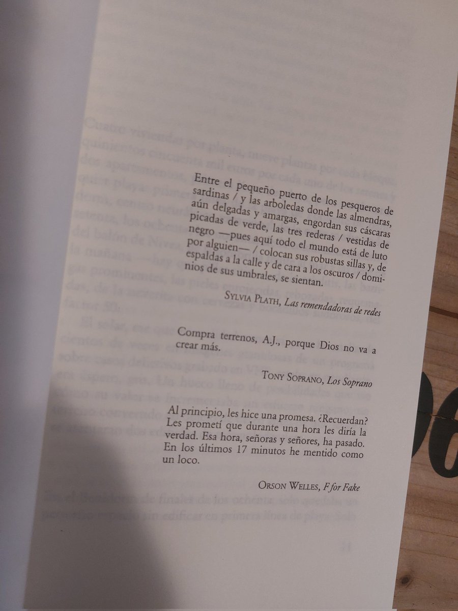 ElisaFerrerM's tweet photo. Sylvia, Tony y Orson os dan la bienvenida a #Elholandés. Desde hoy en vuestra librería de confianza @TusquetsEditor https://t.co/T5h2s9uPae