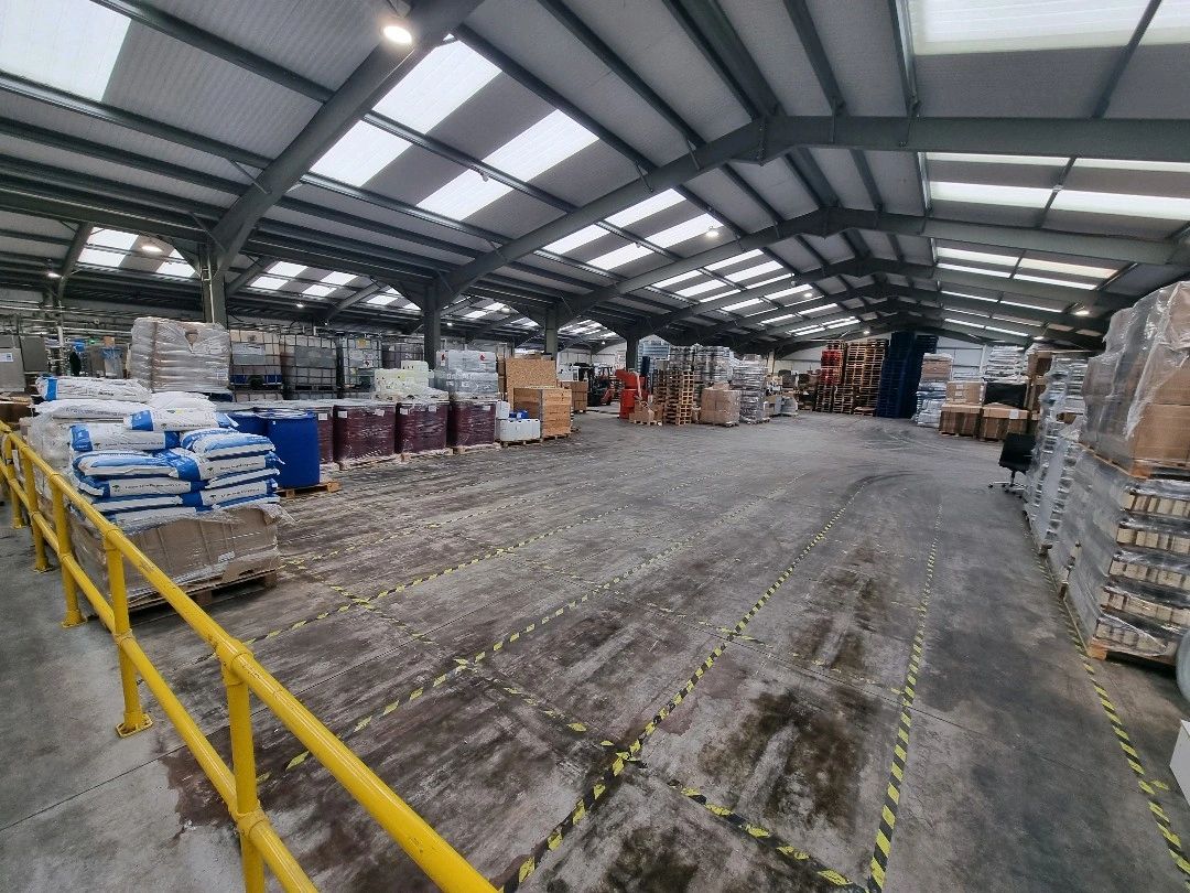 SolutionsCider's tweet image. Big week for collections! The SCS warehouse is ready to be refilled 🍎🍏

#contractpacking #kegging #baginabox #bottling #SomersetCiderSolutions #somerset #somersetcider #contactus