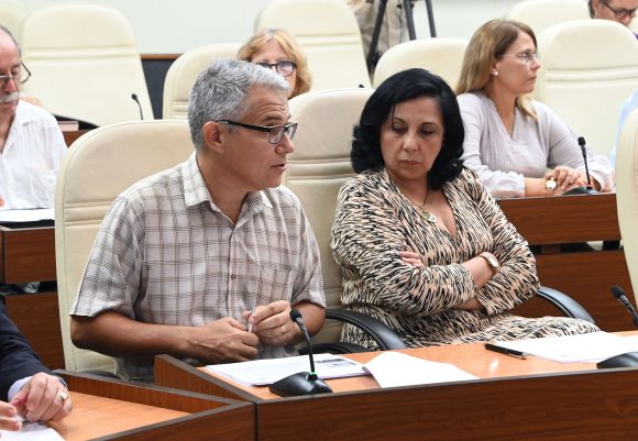 Con la presencia de nuestro presidente <a href="/DiazCanelB/">Miguel Díaz-Canel Bermúdez</a> son expuestos valores terapéuticos de la Ozonoterapia en Cuba:  Un Camino con resultados y horizontes, una tecnología, indudablemente producto de la investigación científica, que tiene resultados” #CubaPorLaVida