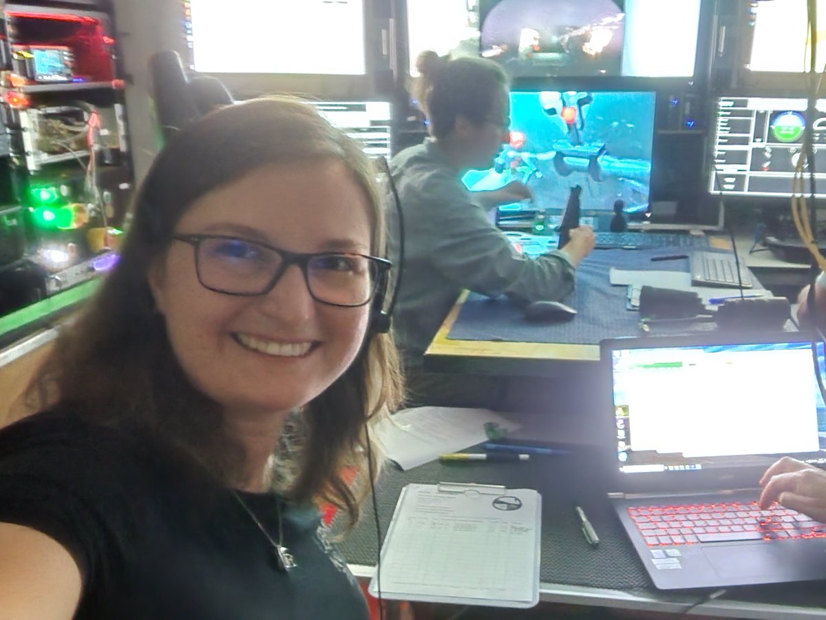 eva_meckel's tweet image. This year has been so crazy amazing!! I started my PhD about hydrothermal systems with Prof. Dr. Andrea Koschinsky, I participated in 2 cruises with R/V Meteor to sample deep-sea and shallow-water hydrothermal systems AND I did my first Dive Lead!! Scientific World, here I come!!