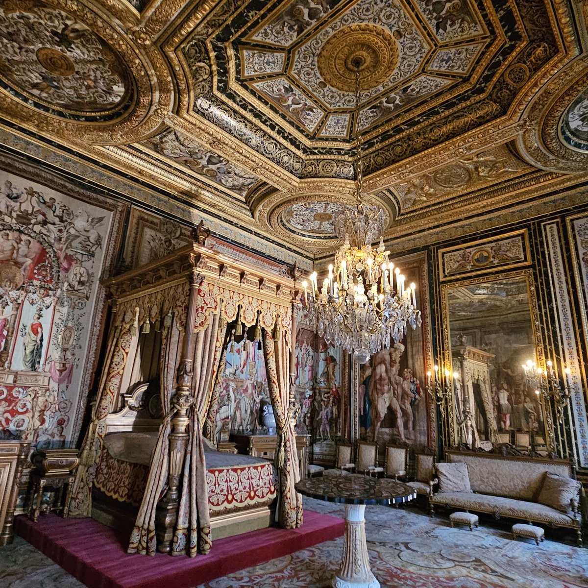 I'm currently standing in the bedroom of Anne of Austria, mother of Louis XIV and ngl, lads, it's a LOT.