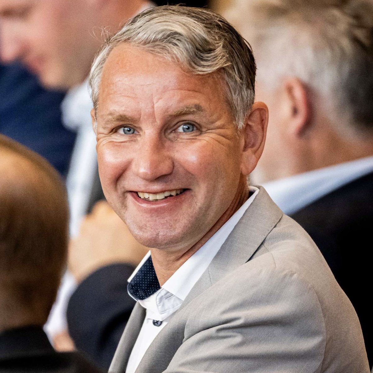 #Merz:  und?… das war doch wieder n Brüller, oder?“.       

„Absolut genial. Danke, danke, danke!“