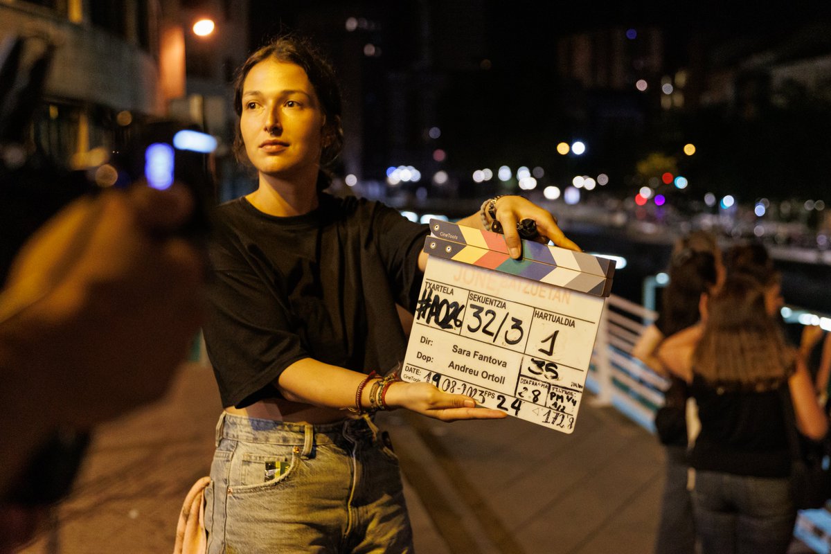 escac's tweet image. #ÓperaPrima | 📸 Finaliza el rodaje de 'Jone, batzuetan', película dirigida por Sara Fantova y desarrollada en el programa de ESCAC Ópera Prima con Alumni ESCAC.

¡Muchas felicidades a todo el equipo por el trabajo realizado!