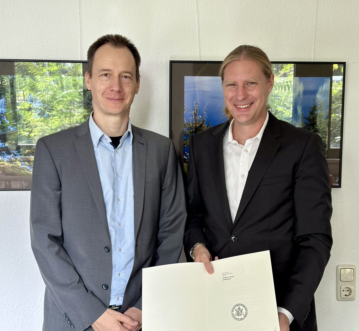 Last week, I formally completed my #habilitation at the department for organic chemistry of @uni_muenster. Many thanks to vice dean Henning Mootz for administering the oath to me! Huge thanks also go to @GloriusFrank @GloriusGroup for mentoring me between 2016 and 2022!