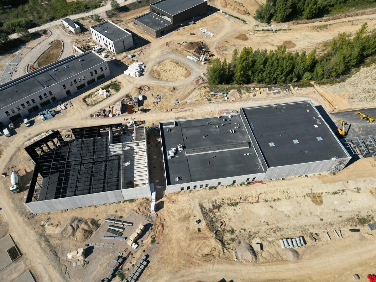 PompiersHerault's tweet photo. #AerialView || Aujourd’hui on prend de la hauteur au dessus du #CEIFOR Commune de Gignac pour constater l’avancée des travaux On distingue la finition des toitures &amp; les réserves d’eau brute en vert  🟢🔵 https://t.co/uZ7ZBtnhQd