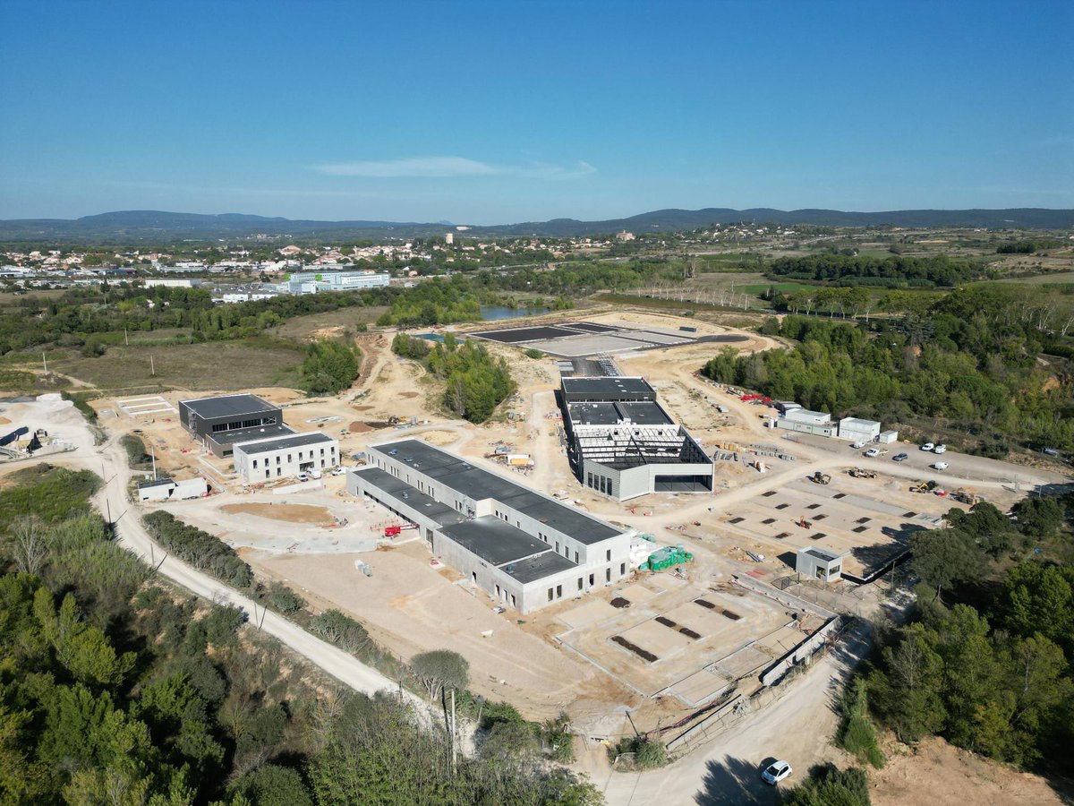 PompiersHerault's tweet photo. #AerialView || Aujourd’hui on prend de la hauteur au dessus du #CEIFOR Commune de Gignac pour constater l’avancée des travaux On distingue la finition des toitures &amp; les réserves d’eau brute en vert  🟢🔵 https://t.co/uZ7ZBtnhQd
