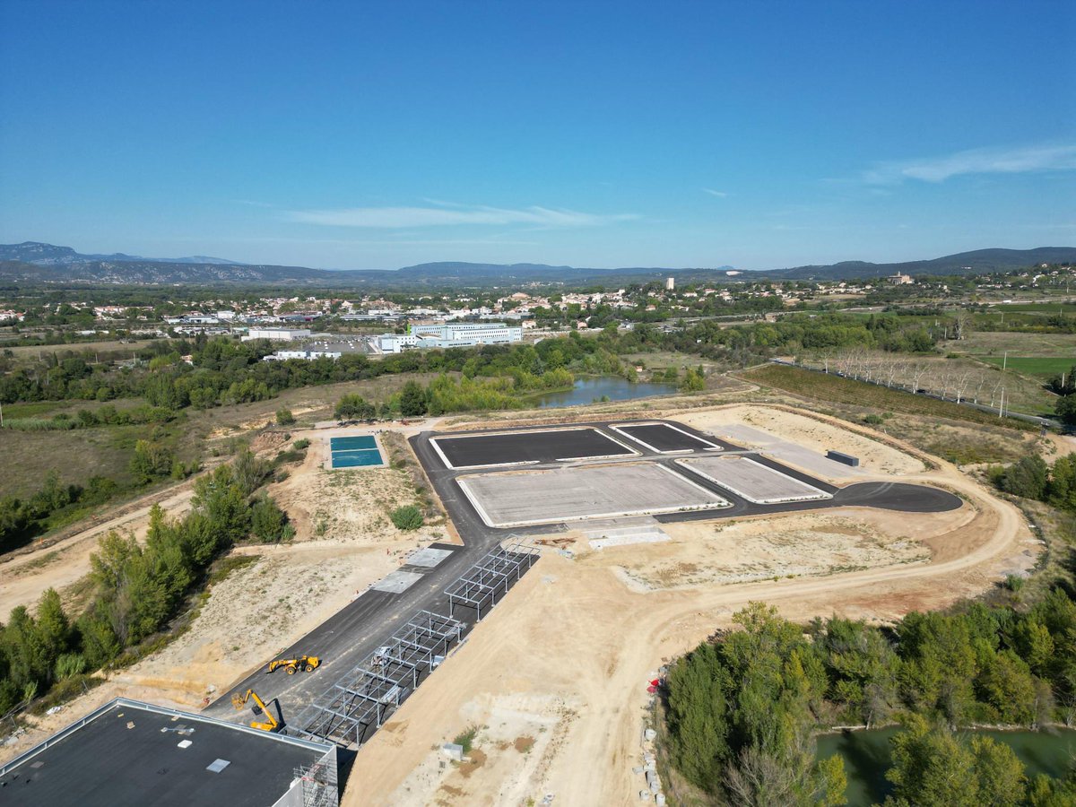 PompiersHerault's tweet photo. #AerialView || Aujourd’hui on prend de la hauteur au dessus du #CEIFOR Commune de Gignac pour constater l’avancée des travaux On distingue la finition des toitures &amp; les réserves d’eau brute en vert  🟢🔵 https://t.co/uZ7ZBtnhQd