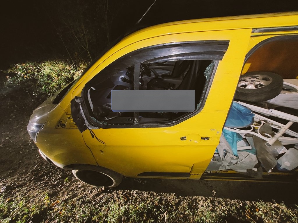 KentPoliceRural's tweet photo. With support from @KentPoliceRoads @KPTacOps @KentPoliceMaid this van, which failed to stop for our team was located &amp; its drover found by #Drone hiding in Woodlands 

1× Arrested, #DangerousDdriving
#FailingToStop #Drugdrive #DisqualifiedDriving #NoInsurance #TWOC Cad 02:1556 NL https://t.co/SSi2kswdIK