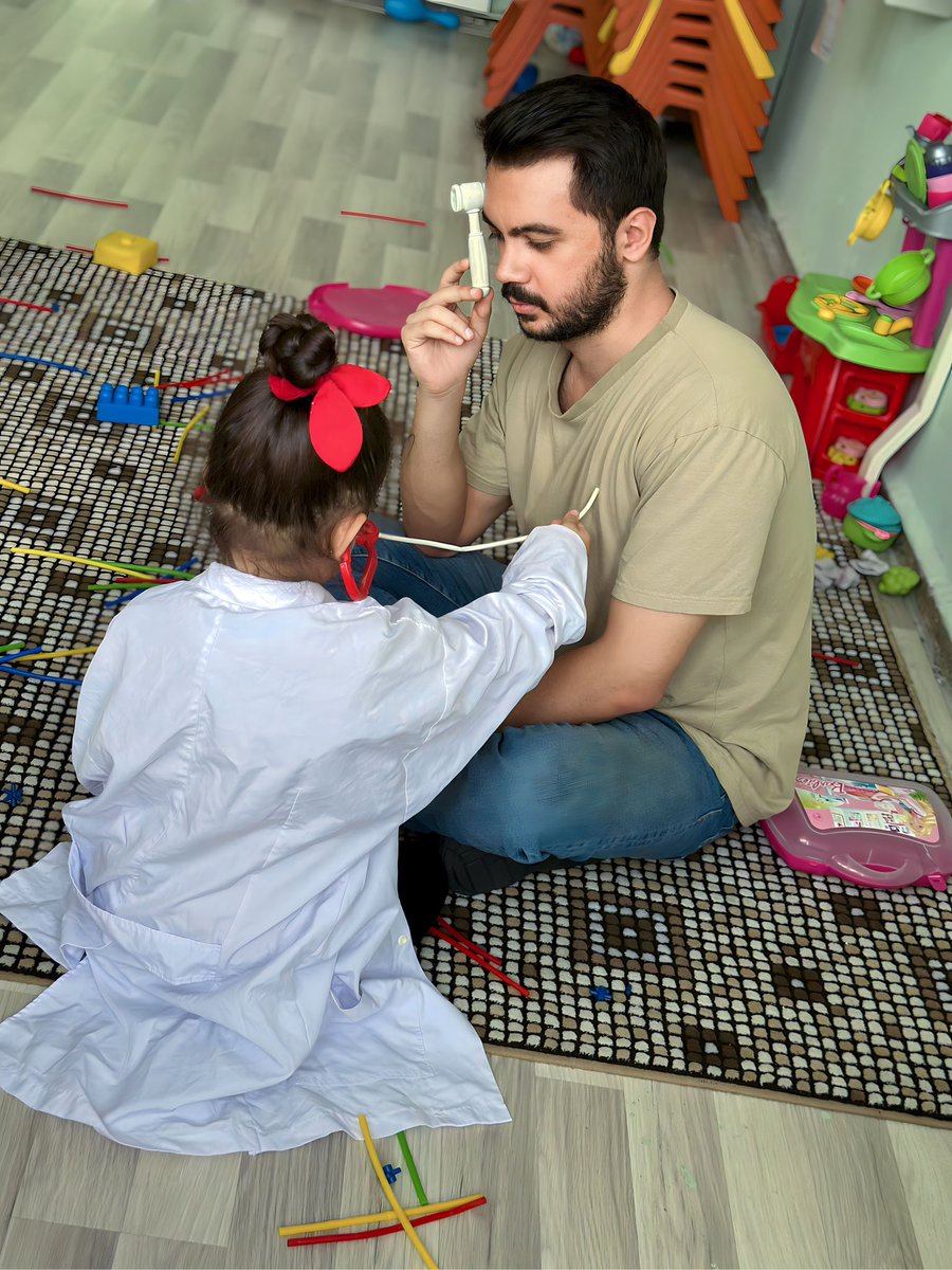 Her gün serbest zaman saatinde çocuklarla oyun oynuyorum. Bugün kendimi halsiz hissettiğim için oynamak istemediğimi söyledim, bu sefer de beni hasta rolünde oynattılar 🤦🏻‍♂️