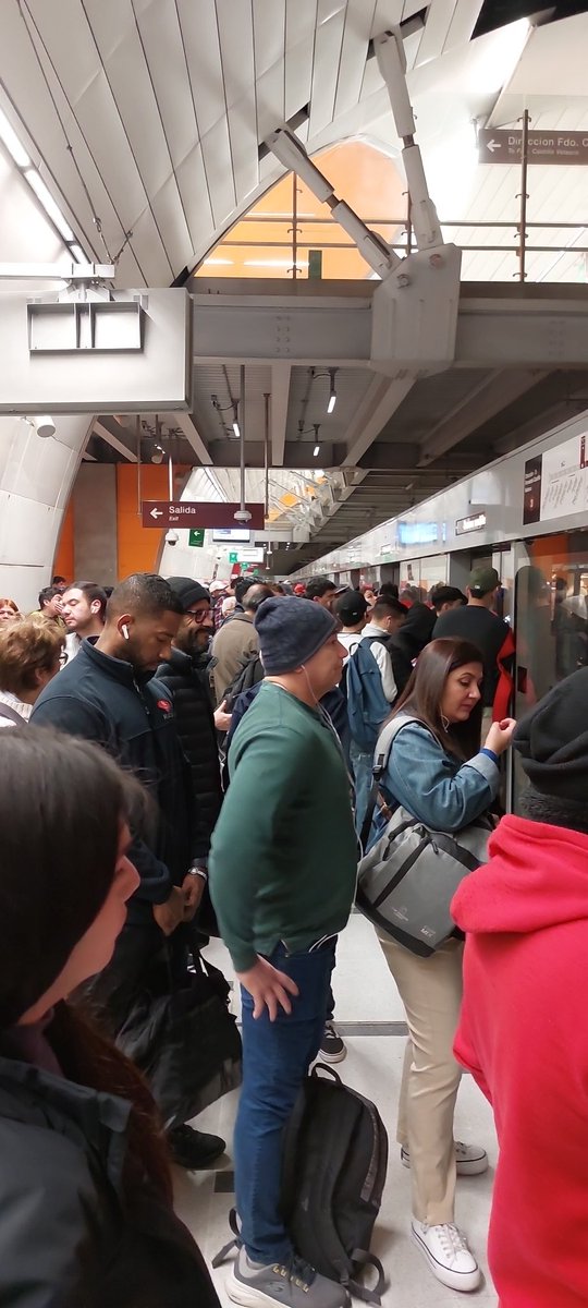 Ccespedesc's tweet photo. @metrodesantiago Buen miercoles?? Que personalidad tio metro linea 3 imposoble subirse https://t.co/BGh4cmfVvj
