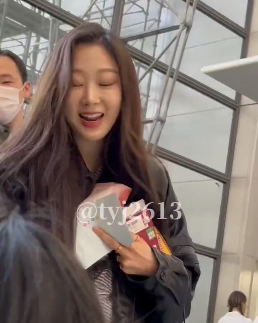 uchgaeri's tweet photo. the girl who always smiles from ear to ear every time she meets her fans 🥹🥹 https://t.co/AKJoylvAtN