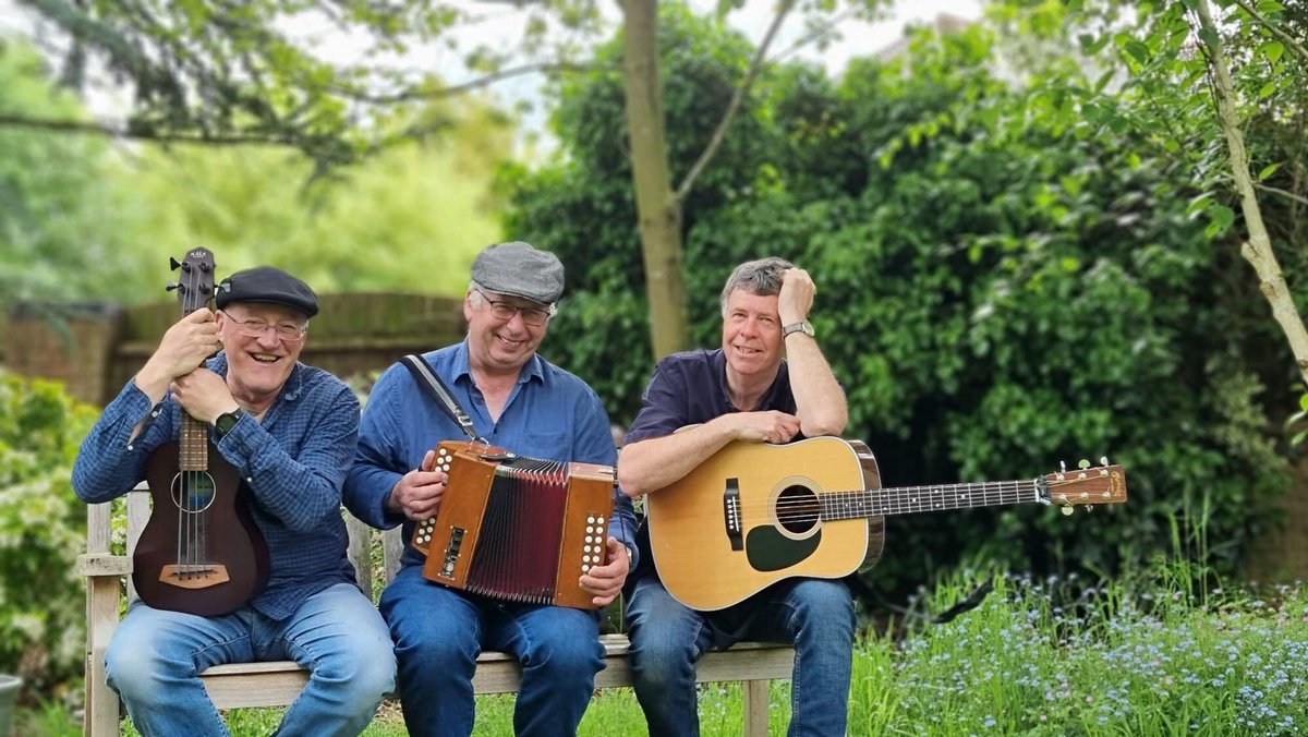 MojosCafe's tweet photo. Wednesday it is then!
Live music returns to the Acoustic Sesh with the excellent Bay Horsemen of the Apocalypse 3-4pm!
Soups are plentiful, carrot &amp; coriander, tomato &amp; basil/orange/chili, vegan &amp; gluten free too! 😋 #midweekmatters #soup #vegan #glutenfree #livemusic #mojosroxx https://t.co/qLM8UiFyQP