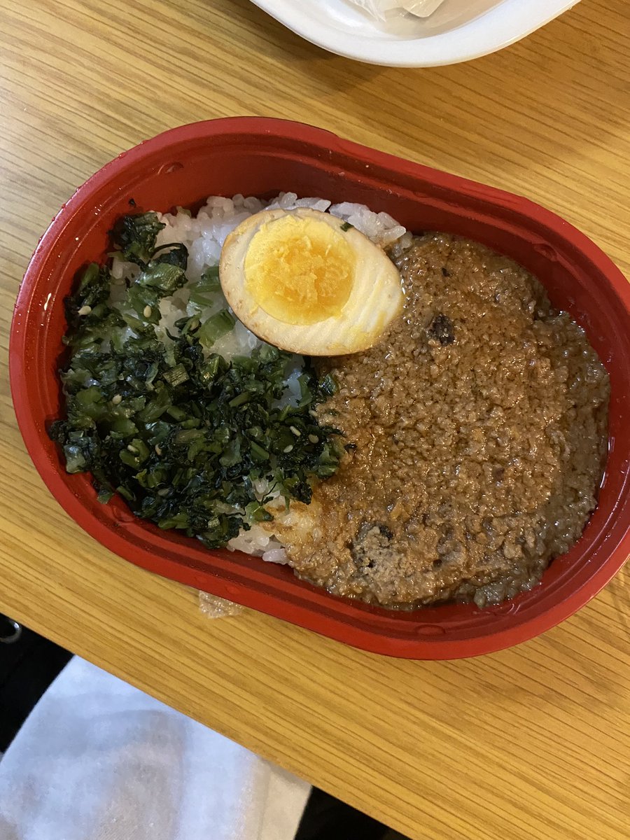 akanbow's tweet photo. ゴールデンカムイの肉味噌弁当、蓋を開けるとなかなかのオソマ。味噌を焦がした感じのワイルドな苦味があって酒のつまみにも良い感じです。ヒンナヒンナ https://t.co/3NqjQMJpPi