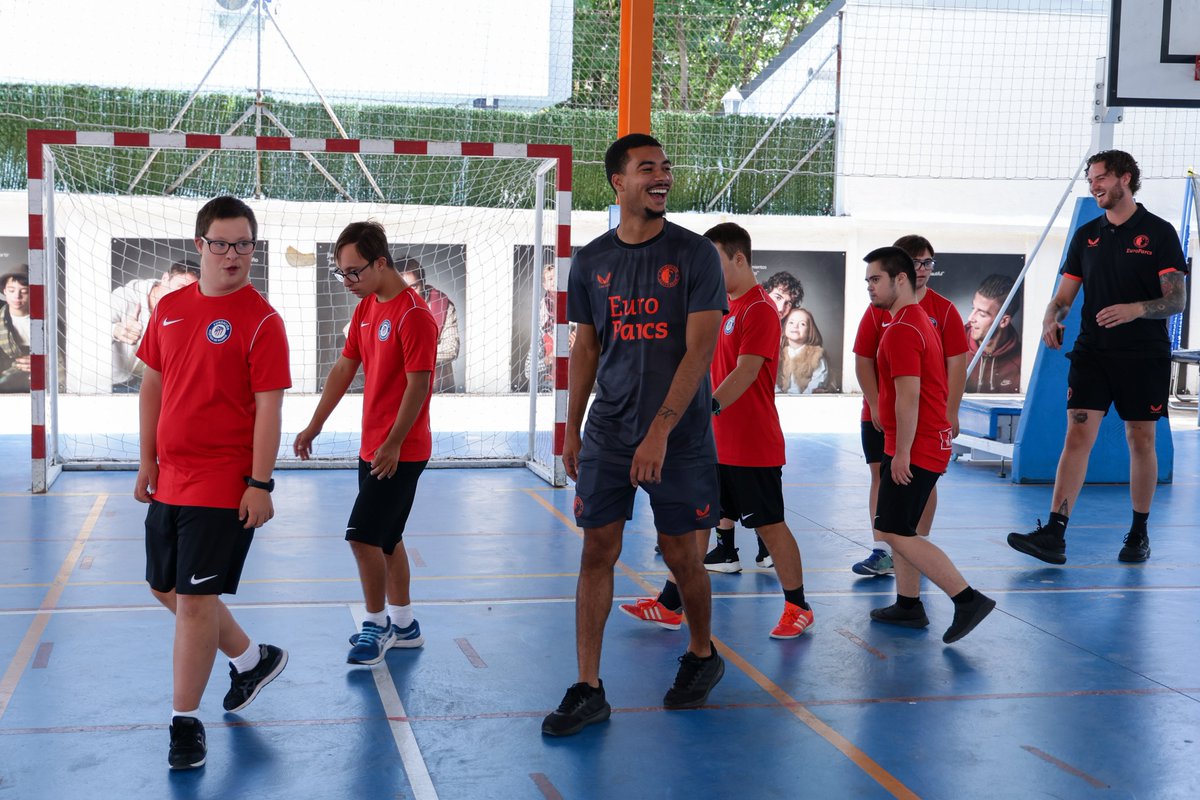 AtletiFundacion's tweet photo. Nuestros alumnos de la escuela de fútbol adaptado @mcorredentora y de La Villa de los Soñadores compartieron sendas sesiones de entrenamiento con dos técnicos de la fundación del @Feyenoord, junto a quienes vivimos una gran experiencia intercambiando conocimientos y emociones. https://t.co/XJx7skLAvQ