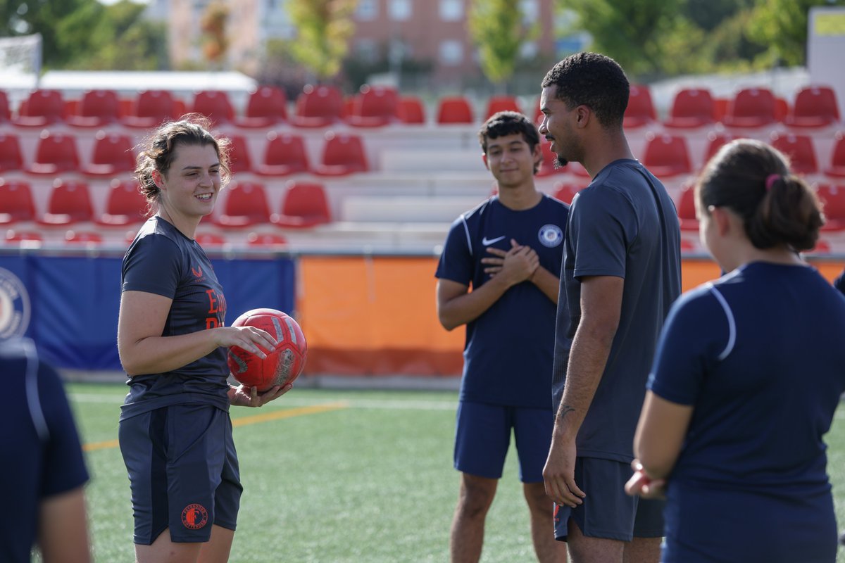 AtletiFundacion's tweet photo. Nuestros alumnos de la escuela de fútbol adaptado @mcorredentora y de La Villa de los Soñadores compartieron sendas sesiones de entrenamiento con dos técnicos de la fundación del @Feyenoord, junto a quienes vivimos una gran experiencia intercambiando conocimientos y emociones. https://t.co/XJx7skLAvQ