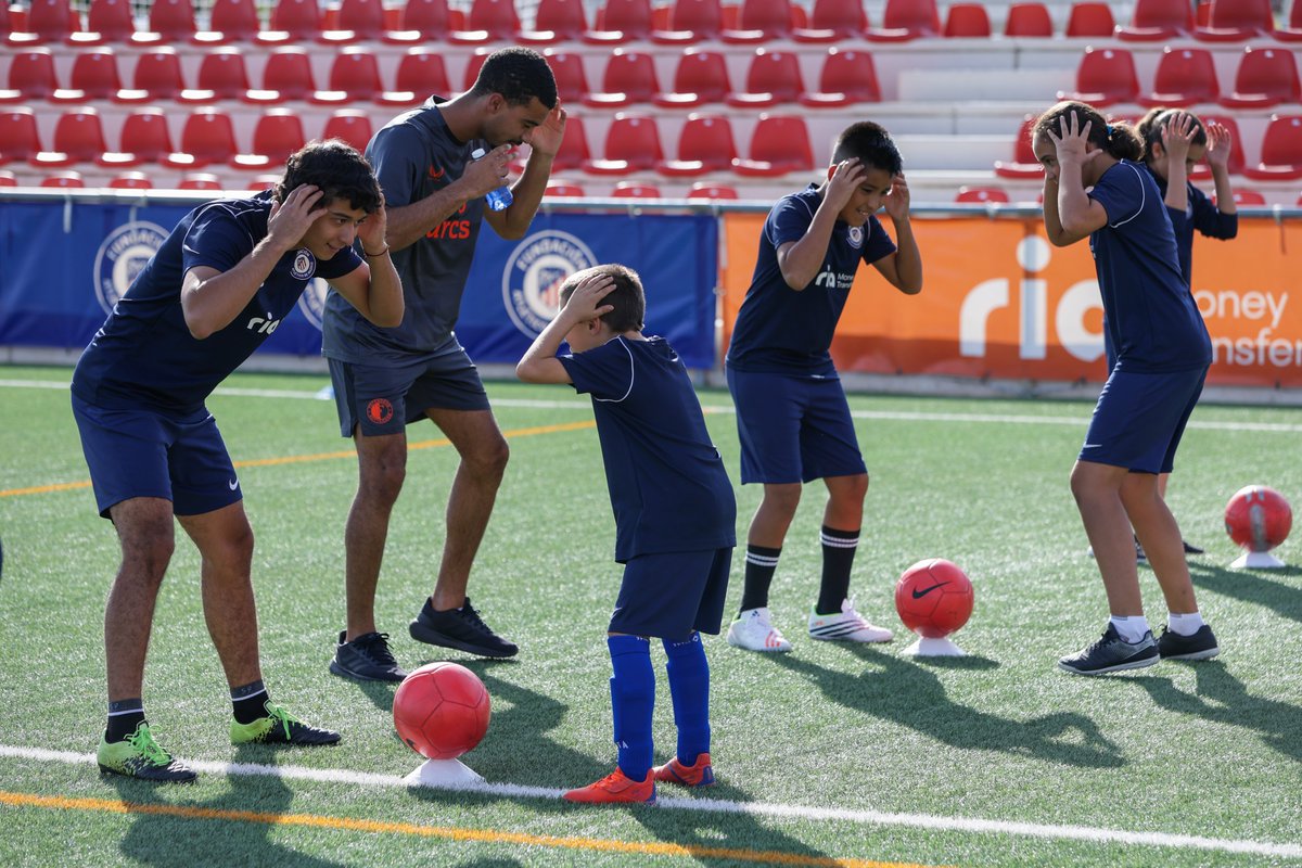 AtletiFundacion's tweet photo. Nuestros alumnos de la escuela de fútbol adaptado @mcorredentora y de La Villa de los Soñadores compartieron sendas sesiones de entrenamiento con dos técnicos de la fundación del @Feyenoord, junto a quienes vivimos una gran experiencia intercambiando conocimientos y emociones. https://t.co/XJx7skLAvQ