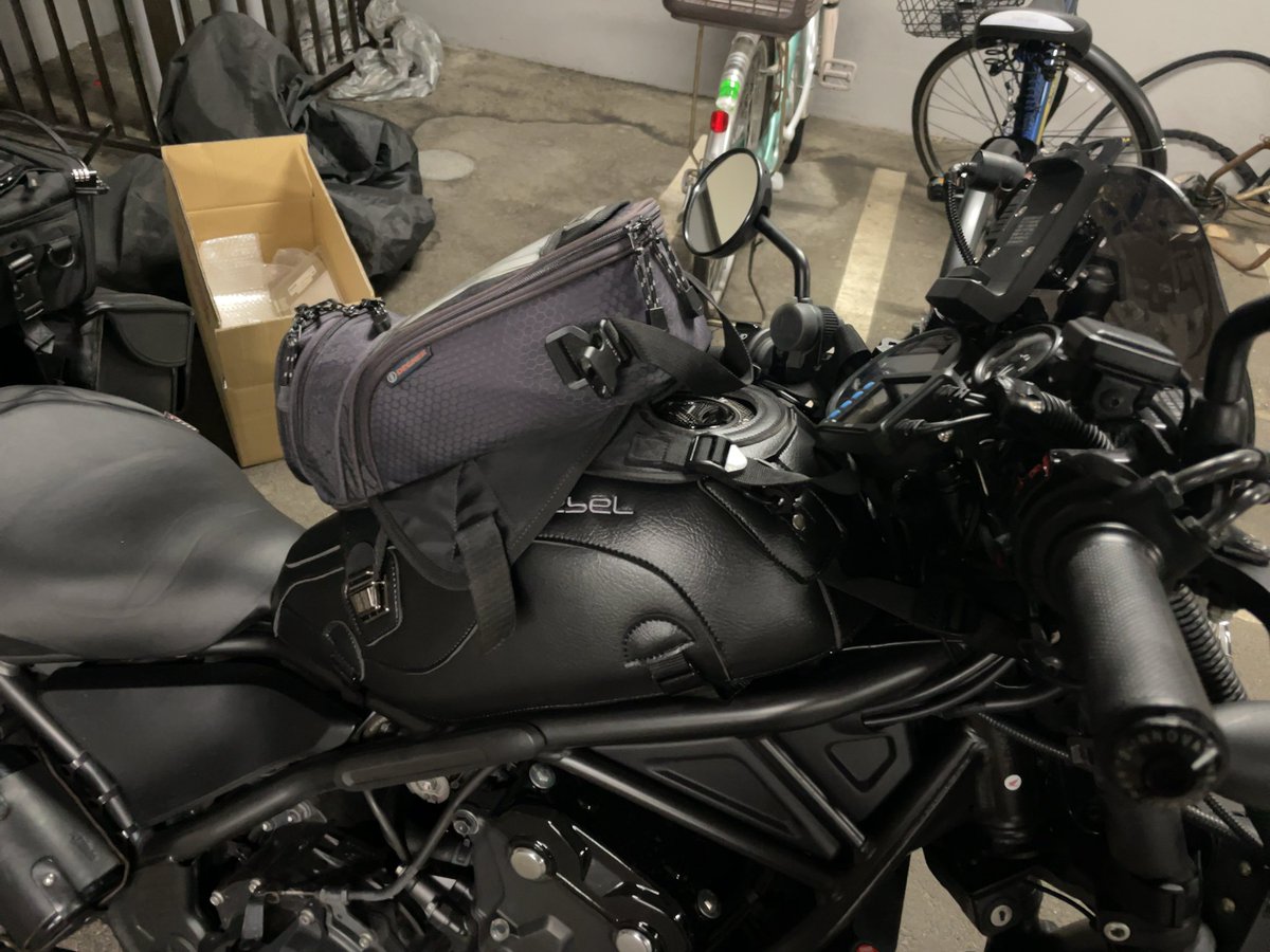 Zauber13's tweet photo. #BAGSTER

バグスターのタンクカバー
買っちゃいました(￣▽￣;)

大阪レブミーの時に
いぃなぁ～(●´ω`●)
って眺めてて
メーカーの方に
「タンクバッグ付かないのが
残念ですね～」って言ったら、、、

「アタッチメント付きがある
ので付きますよ！」って返答。

Amazonで買いました♪
(*´ω`*) https://t.co/VwrZWdK3Qu