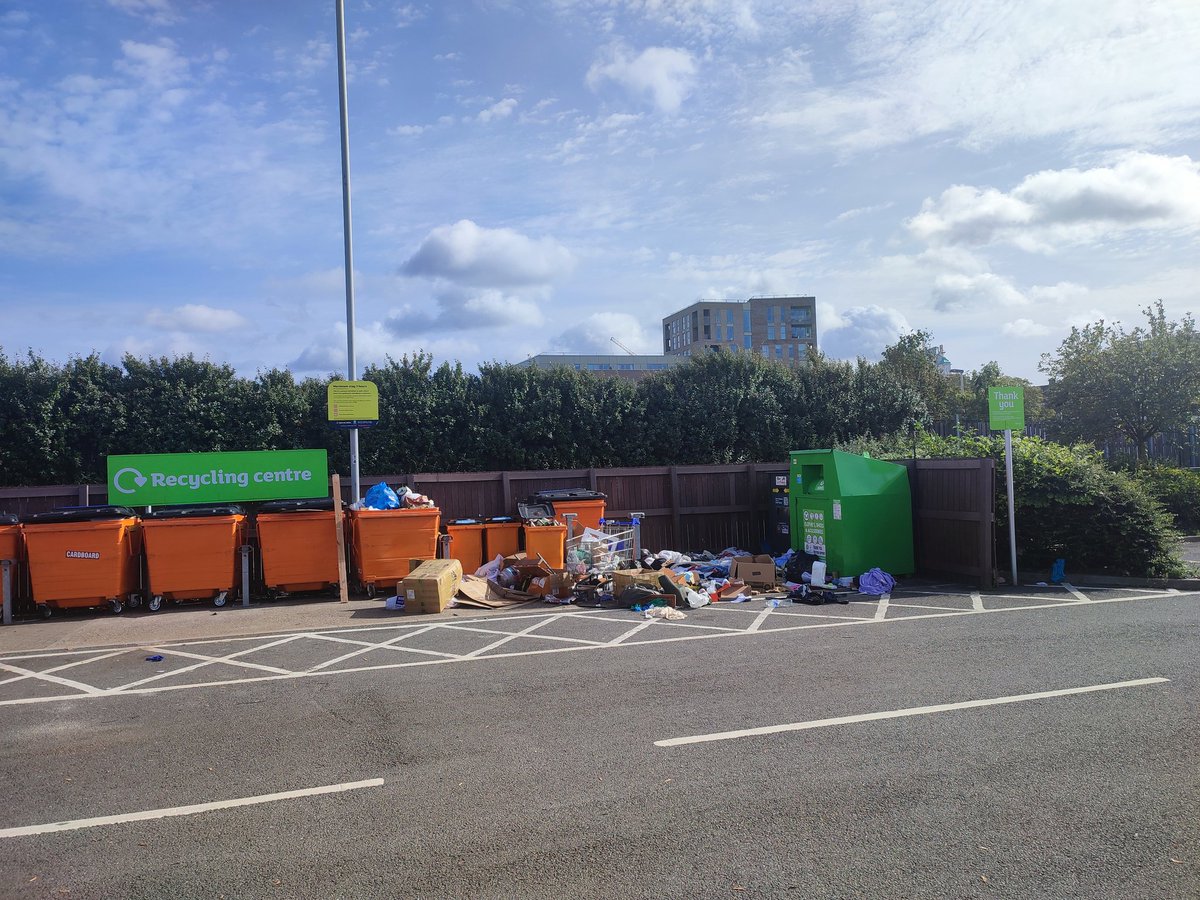 ThorstenGailing's tweet photo. @sainsburys A not so welcoming Recycling Centre at your New Cross Gate branch😞 @LewishamCouncil https://t.co/Hhm726MuHj