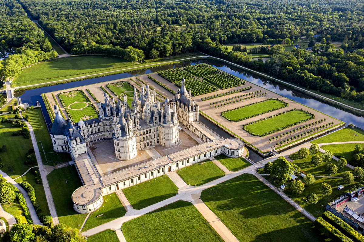 🇫🇷 #Paris2024 🔥🏅| Entre castillos, océano y Loira, descubramos las etapas y los lugares atravesados por el relevo de la antorcha olímpica en el Valle del Loira y Pays de la Loire:

🔥Castillo de Chambord
🔥Orléans
🔥Castillo de Montsoreau
🔥La Baule-Escoublac
🔥Les Sables