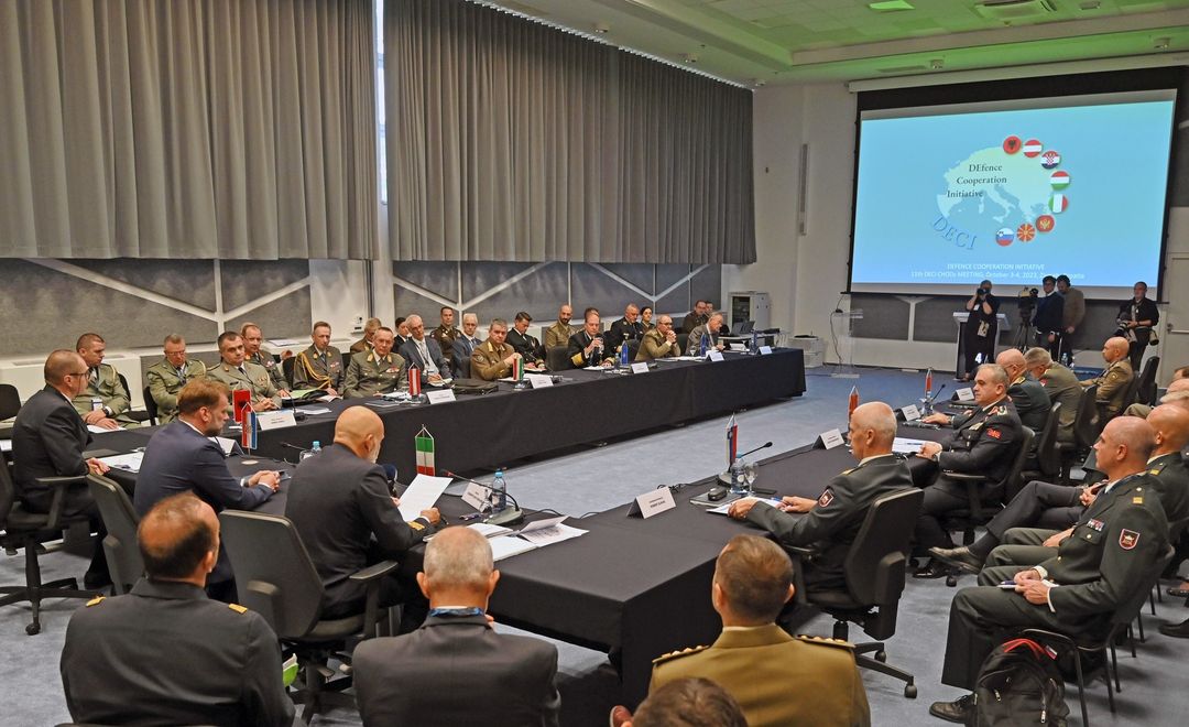 Приклучувањето на иницијативата за соработка во одбраната- DECI (DEfence Cooperation Initiative) потврда на определбата за јакнење на регионалната безбедност.  Генералот Ѓурчиновски со учеството на состанокот во Загреб,  го означи нашето формално приклучување во оваа иницијатива.