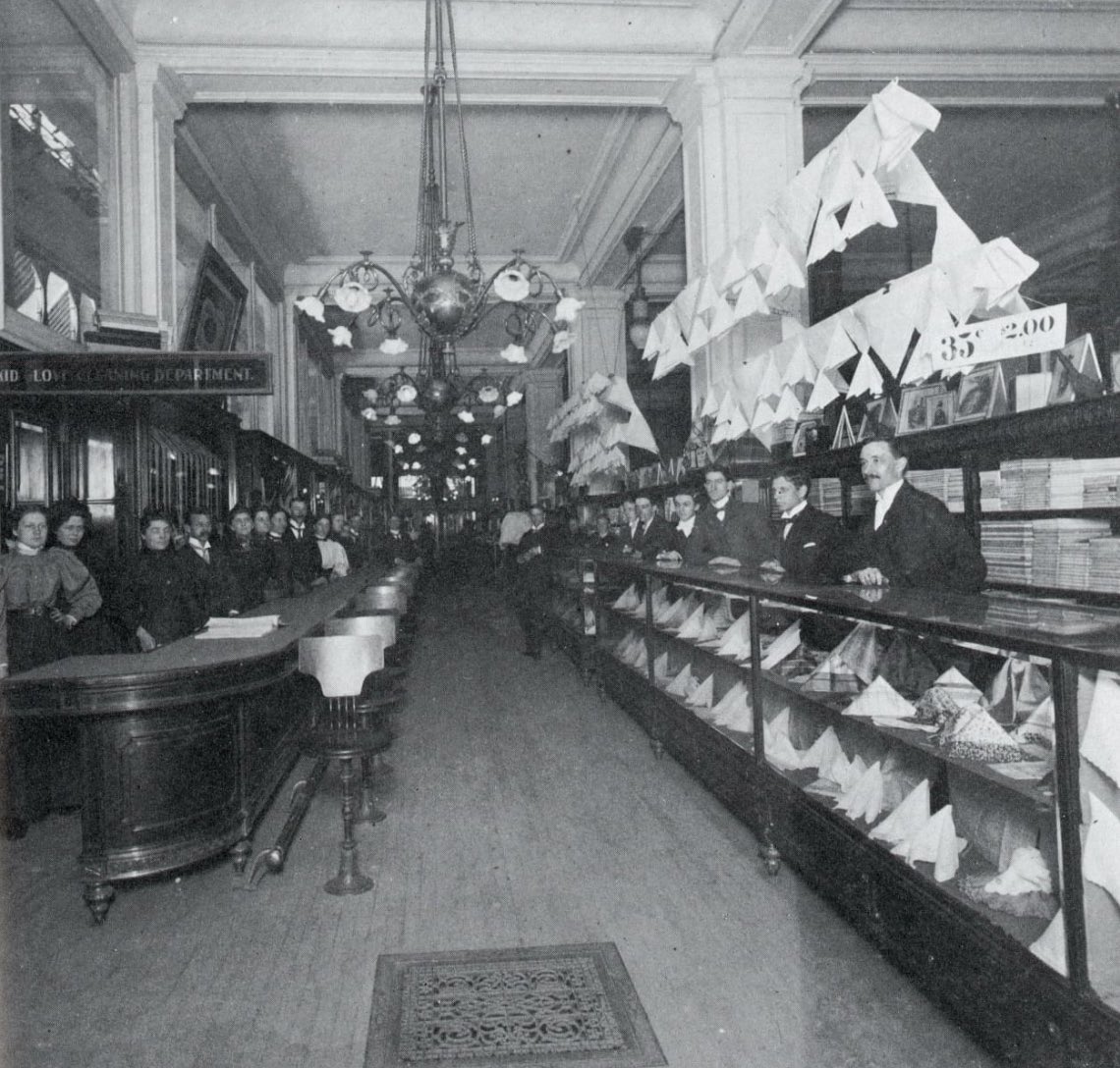312GildedAge's tweet photo. Marshall Field's business was carried on in the Romanesque store that Henry Hobson Richardson built 1885, which filled the entire nearby block bounded by Adams, Quincy, Wells, and Franklin streets. From “Chicago Interiors” By David Lowe. #Chicago #GildedAge #MarshallField https://t.co/VUfKmBna0b