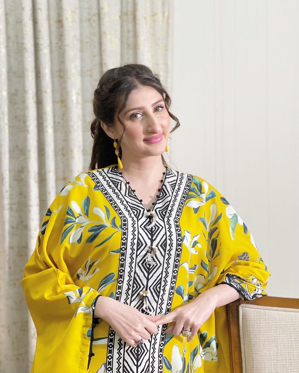 MediaSpringPk's tweet photo. In a delightful shade of yellow from #Lulusar, @drArooba1 graces the #Khabarhar recordings with her radiant presence, elegantly complemented by matching heels. 💛📽️ https://t.co/wY24hpqRCa