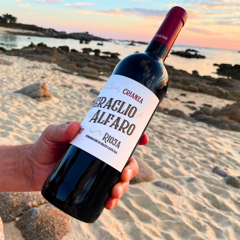 HeraclioAlfaro's tweet photo. Un #rioja que sorprende por su nariz delicada.
Confitura de frutas rojas y especias, la madera integrada; así es #HeraclioAlfaro, un vino equilibrado y singular.
#GrupoTerrasGauda #SomosTerrasGauda #riojawine #RiojaDOCA #wine #winelovers #winemoments https://t.co/lLhLRRnycd