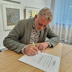 De tweede partnernieuwsbrief van de Hollandse Waterlinies is verschenen. Hierin o.a. aandacht voor de nieuwe voorzitter van het Gemeenschappelijk Orgaan, gedeputeerde <a href="/peterdrenth68/">Peter Drenth</a> van de <a href="/provgelderland/">Provincie Gelderland</a>.

Bekijk de volledige nieuwsbrief hier: unescowerelderf.m12.mailplus.nl/archief/mailin…