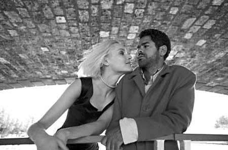 "Habrá que asumir que lo que es para siempre es el momento, no la persona".
Elvira Sastre
📷Angel-A