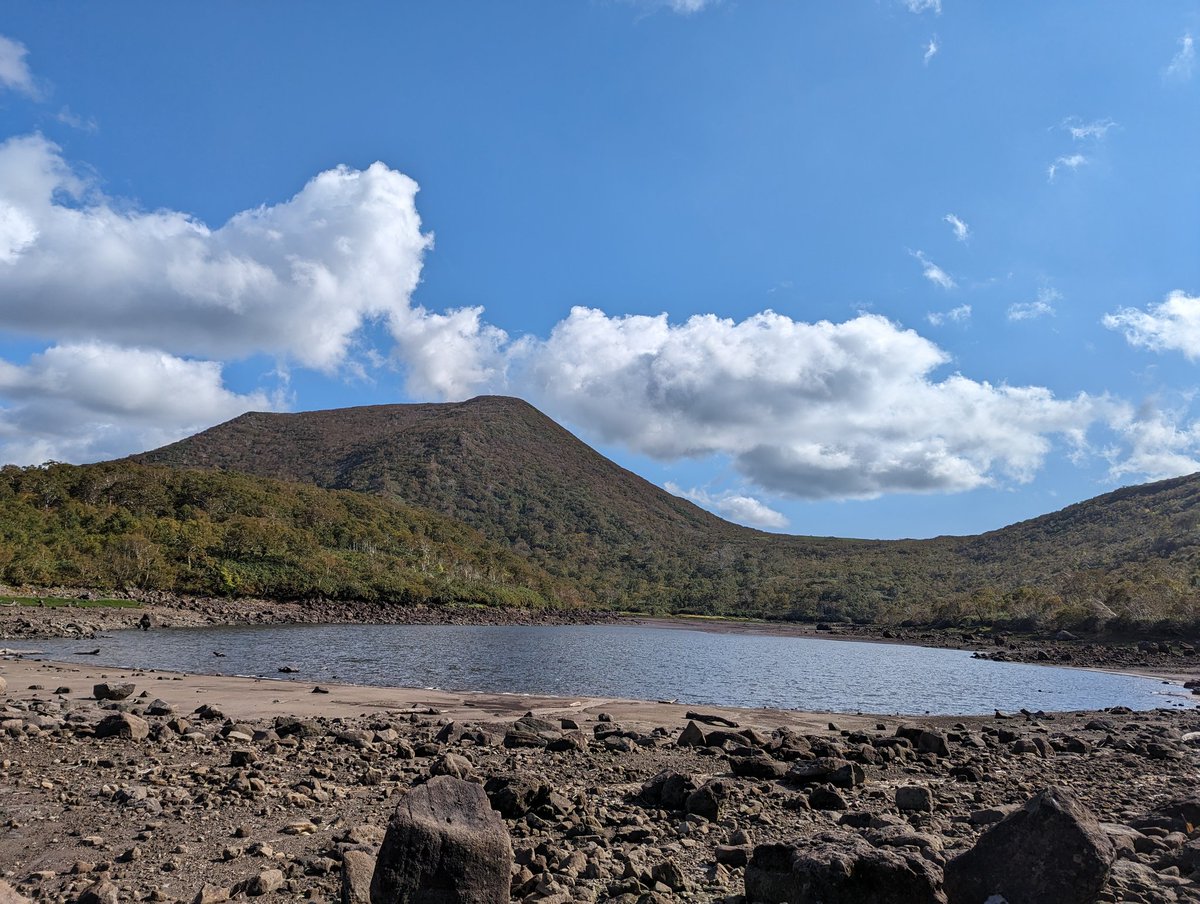 MT801114's tweet photo. シャクナゲ岳登ってみました。水溜まりと泥濘んでいる登山道をひたすら進み、滑る苔の岩岩乗り越えると最高の景色が待ってました。キレイな沼の景色も見れるニセコはやっぱりいいね❗
＃シャクナゲ岳
＃登山
＃北海道
＃ニセコ https://t.co/YTtDILKNdm