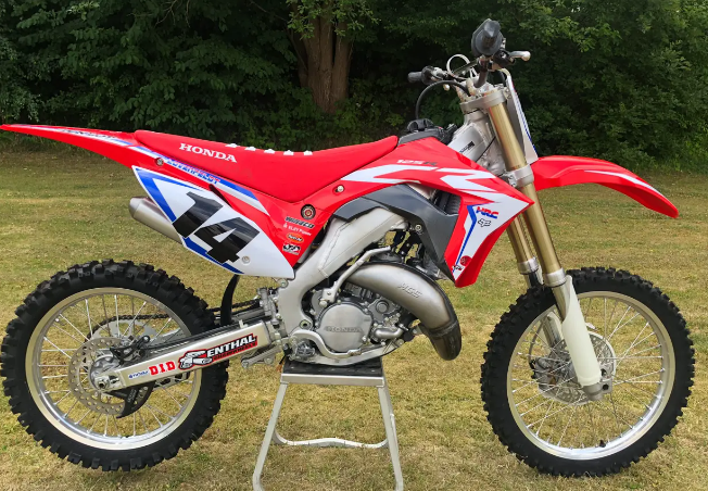 Waynethelame1's tweet photo. @JosiahThobejane How about running rings around them with 30kw 2000 Model vehicle? Coppers don't even bother. And this is only 125cc, made for a 16yr old rider. https://t.co/BQrBJ80hJB