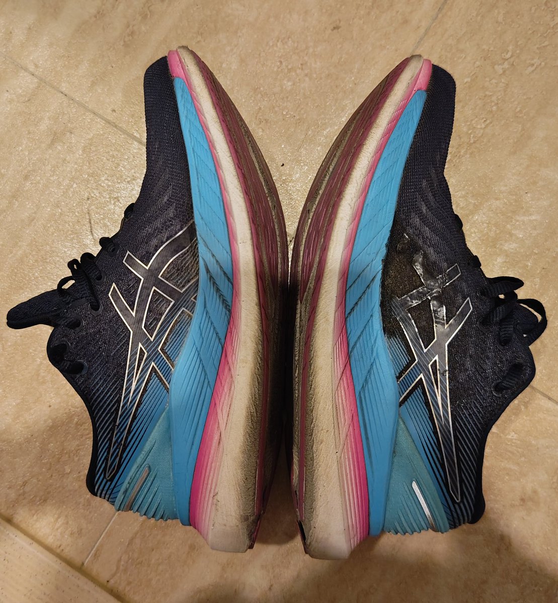 vwwDx4WVq2794NS's tweet photo. ASICSのGLIDERIDE2
履き出始めて約800kmくらい
ソールが削れだしたところあるけど、替え時?
#ASICS #GLIDERIDE2 https://t.co/0KDRo6VymP