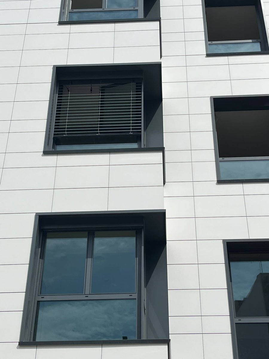 GriesserIB's tweet photo. ¡Una muestra de lo que se puede conseguir con una buena coordinación entre profesionales!
🔹Proyecto residencial de la zona de Levante, con De Palau Protección Solar y Orenga Finestres.
🔹Persianas graduables #Solomatic Fix con tapas modelo 1.1.
#persianas #protecciónsolar https://t.co/KMMM8WHVOD