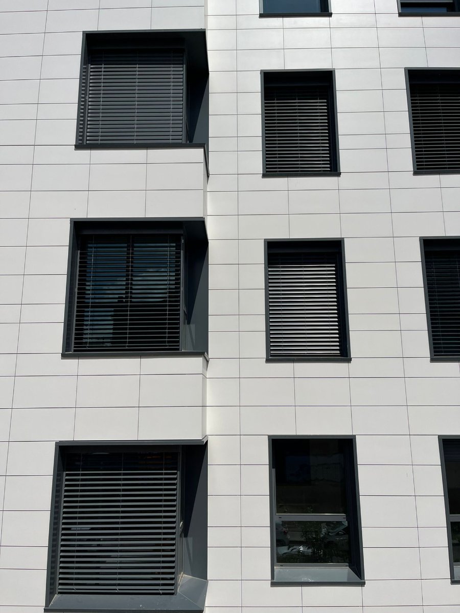 GriesserIB's tweet photo. ¡Una muestra de lo que se puede conseguir con una buena coordinación entre profesionales!
🔹Proyecto residencial de la zona de Levante, con De Palau Protección Solar y Orenga Finestres.
🔹Persianas graduables #Solomatic Fix con tapas modelo 1.1.
#persianas #protecciónsolar https://t.co/KMMM8WHVOD