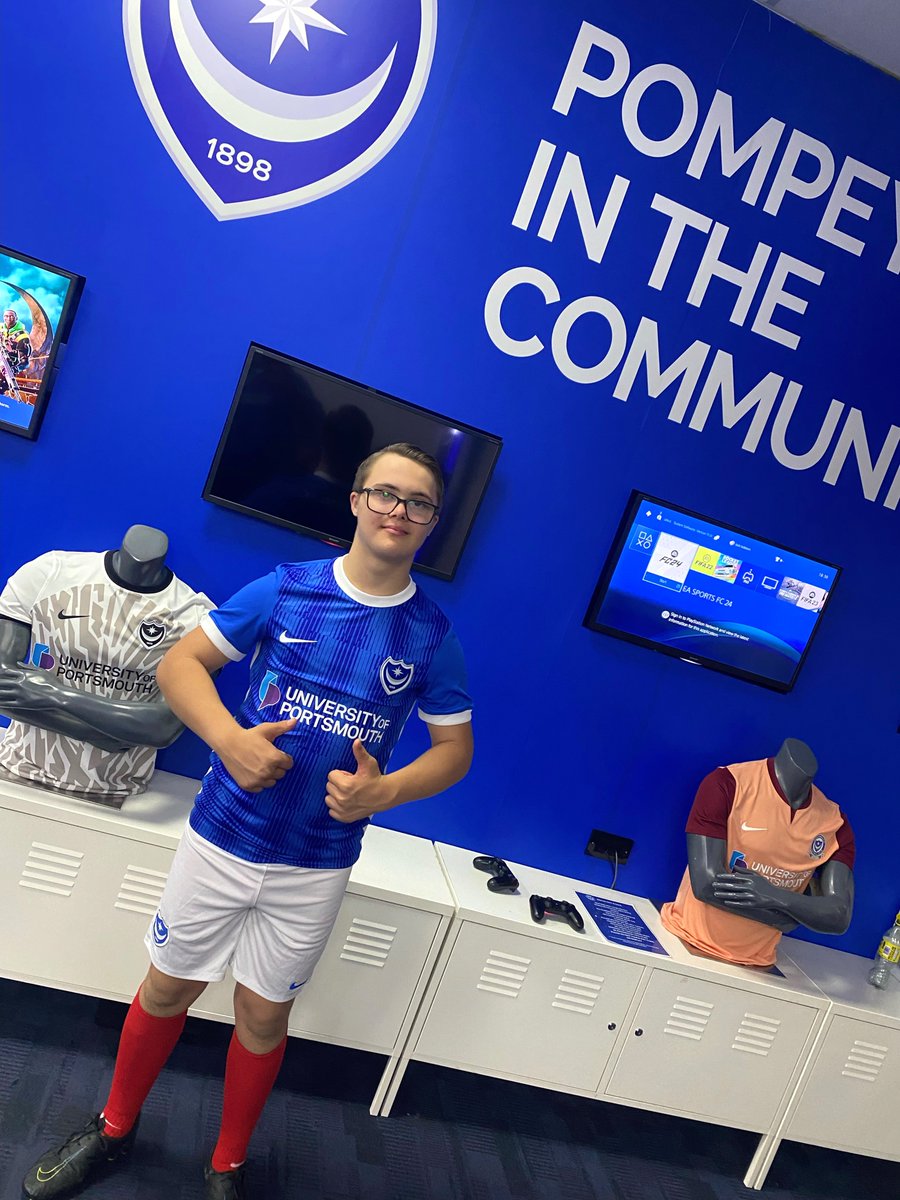 Congrats to Harrison who won our #PFC Ball Carrier Mascot Prize @pompey v @wwfcofficial donated by the fab @FreeKicks. A good game, excellent play from @PaddyLane14 & the home crowd cheered #Pompey to a 2:1 victory! Harrison had a great time. Thank you @FreeKicks! #PFC @PompeyITC