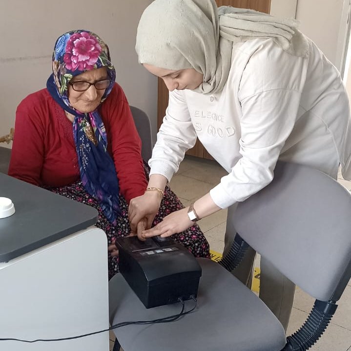 Müdürlüğümüze gelen 1940 doğumlu Remziye teyzemize yaş önceliği tanıyarak bekletmeden işlemlerini tamamladık. Kendisinden hayır duası alıp mutlu bir şekilde uğurladık. #HayatınızınHerAnında
<a href="/itasyapan/">İbrahim Taşyapan</a>
<a href="/gokhan_dolas/">Gökhan DOLAŞ</a>
<a href="/cagriavci_/">ÇAĞRI AVCI</a>
<a href="/diyarbakir_nvi/">Diyarbakır İl Nüfus ve Vatandaşlık Müdürlüğü</a>
<a href="/cunguskymkmlk/">Çüngüş Kaymakamlığı</a>