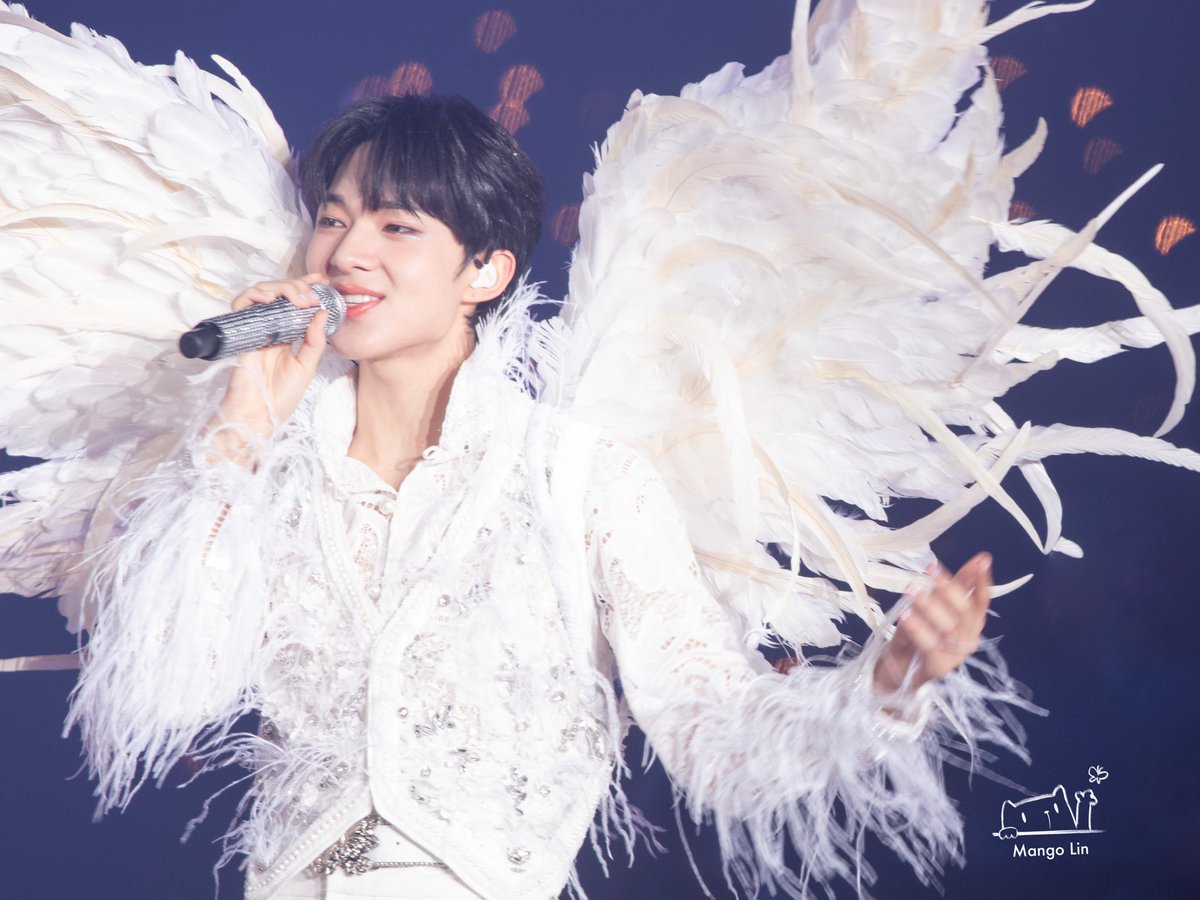 mangoLin00's tweet photo. My angel baby!  我们要一直做彼此的天使！

 @CwrNew
#NuNew 
#ZeeNuNewConcertDay1
#ZeeNuNewConcertDay2
#ZeeNuNewAnotherLifeConcertByLazada https://t.co/mTcGKaMBjR