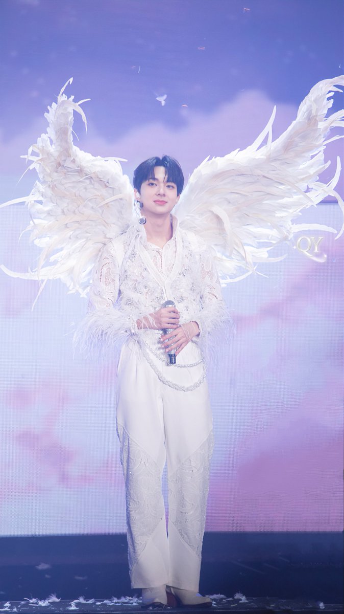 mangoLin00's tweet photo. My angel baby!  我们要一直做彼此的天使！

 @CwrNew
#NuNew 
#ZeeNuNewConcertDay1
#ZeeNuNewConcertDay2
#ZeeNuNewAnotherLifeConcertByLazada https://t.co/mTcGKaMBjR