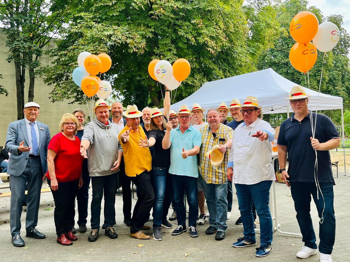 CDU_Bernau's tweet photo. Die friedliche #Wiedervereinigung Deutschlands haben wir mit vielen BernauerInnen auf unserem Hoffest gefeiert! Wir sind dankbar für 33 Jahre #Mut, #Engagement, #Freiheit und #Einheit! 🇩🇪♥️ https://t.co/axT4U8KJQx
