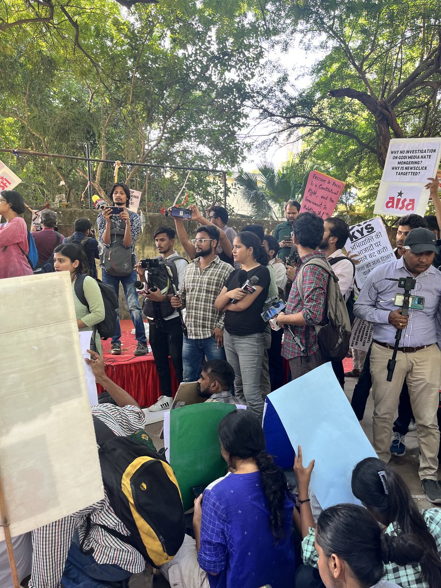 SumanKeshari5's tweet image. बोल कि लब आजाद हैं मेरे!
लोकतंत्र की रक्षा के लिए अभिव्यक्ति की स्वाधीनता जरूरी है!
#CitizensProtest
#JantarMantar