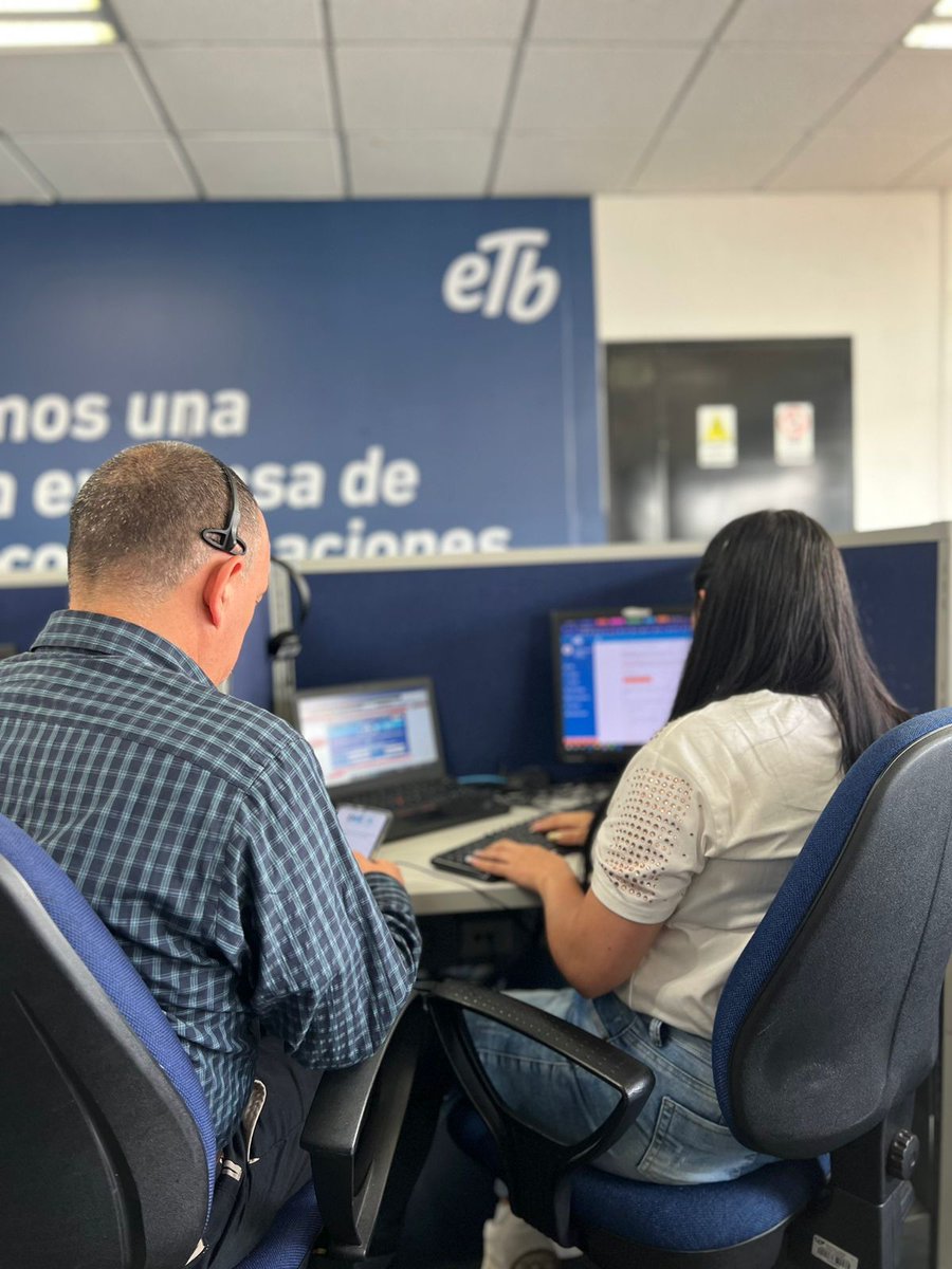 ETB's tweet photo. #TuEmociónNosConecta Ofrecer experiencia memorables a nuestros clientes es un trabajo que se construye día a día. Hoy celebramos el #DíaDeLaExperiencia al invitar a algunos colaboradores de diferentes áreas a escuchar las necesidades de nuestros clientes en la línea de atención. https://t.co/AwVYvt2SBu