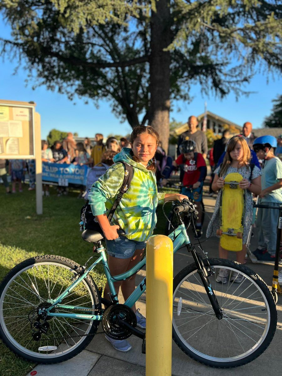 HolbrookPfc's tweet photo. Today, communities across the U.S. are walking & rolling as part of Walk & Roll to School Day 2023, a celebration highlighting the importance of safe, active travel. Our #HOLAJets know how important this is & participated in today’s #HOLAwesome event. Thanks to all!!! https://t.co/kcN37JcB3u