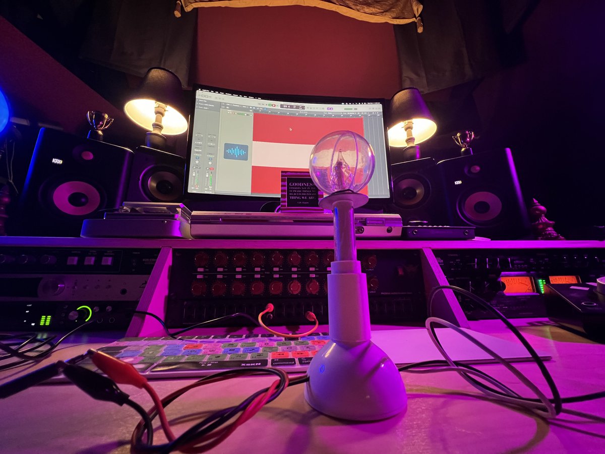 #MusicWednesday #TechGadgets #ArtOfTheDay #HomeDecor #Photography #Science #ArtisticExpression #Innovation Just rediscovered this optical theremin.