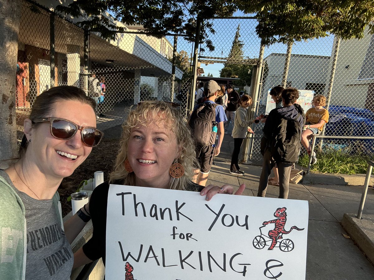 Hublovin's tweet photo. A successful Longfellow Walk and Roll to School day! The Green Tigers did a great job! Thanks to school board Director @JenniferShanos1 for stopping by. @AlamedaCoSR2S @LizaLutzker https://t.co/6hVl4j6wAl