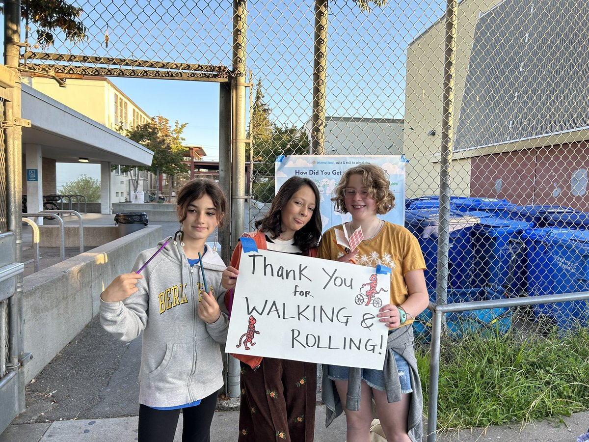 Hublovin's tweet photo. A successful Longfellow Walk and Roll to School day! The Green Tigers did a great job! Thanks to school board Director @JenniferShanos1 for stopping by. @AlamedaCoSR2S @LizaLutzker https://t.co/6hVl4j6wAl
