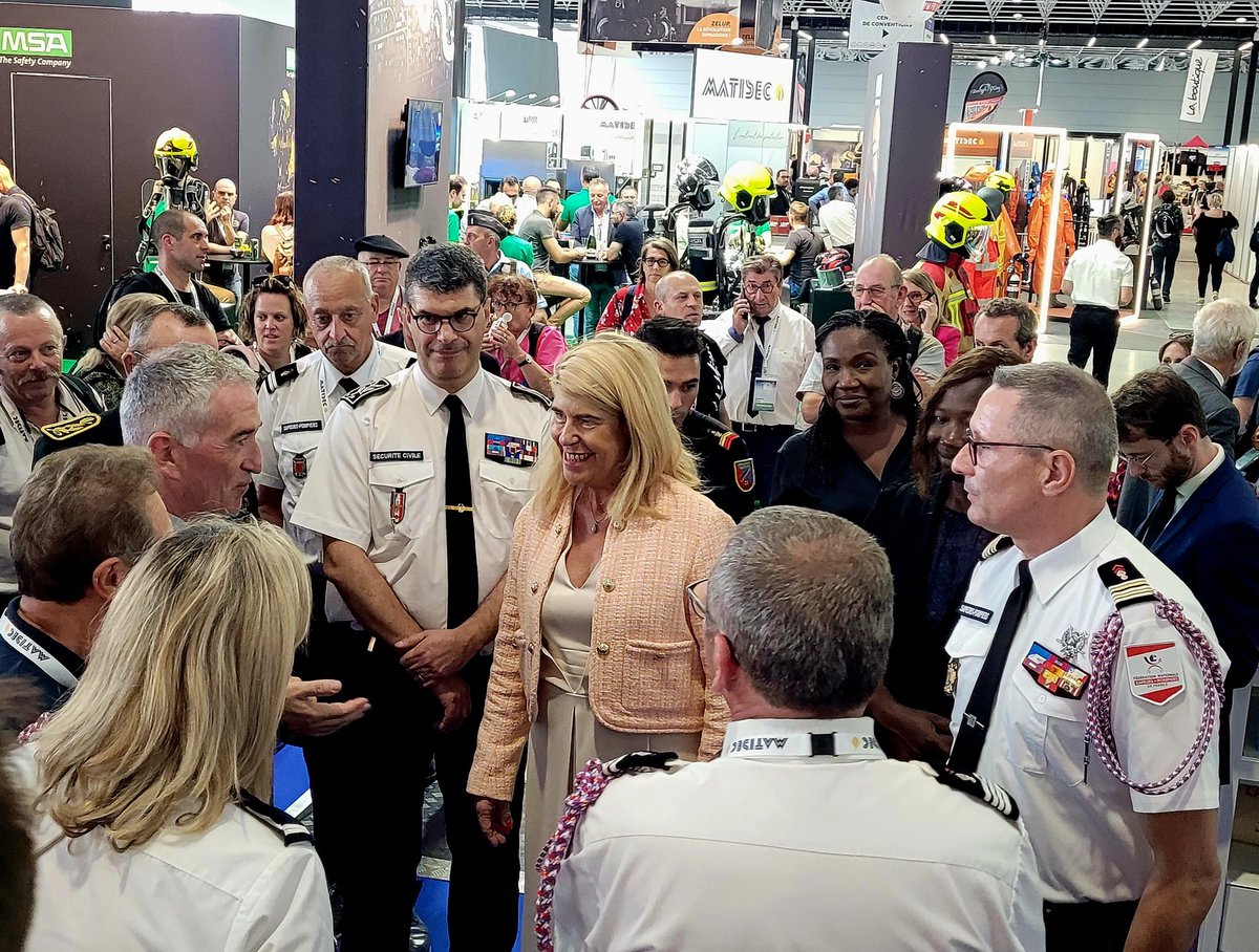 MNSPF's tweet image. SUR LE STAND, visite de @FaureDominique, Ministre déléguée auprès du ministre de l'Intérieur et des Outre-mer et du ministre de la Transition écologique et de la Cohésion des territoires, sur le stand de la @MNSPF, en présence de notre Président, Alain Boulou. #mutuelle #engagée