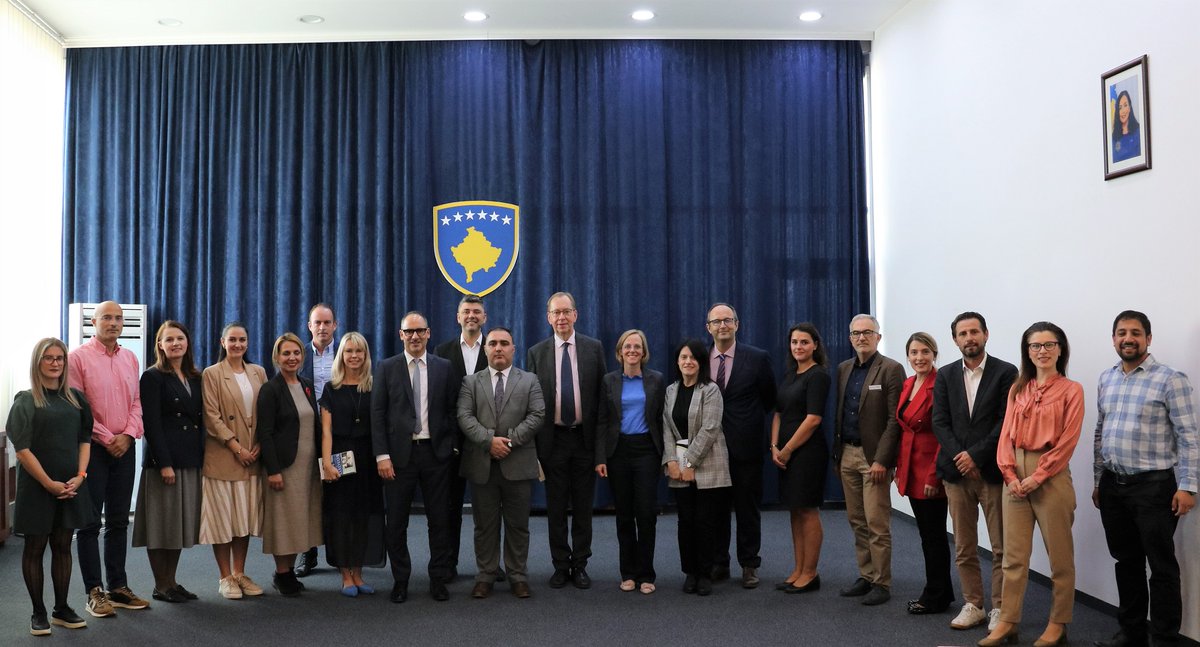 Strong parliaments are 🔑 for democracies!

Discussion with MPs and closing ceremony of Parliamentary diplomacy program at the Assembly of 🇽🇰 with <a href="/CpdsGlobal/">CPDS Training</a>.
<a href="/SwissPeaceHR/">Swiss Peace and Human Rights</a> strengthens the capacity-building of the Parliament of #Kosovo.