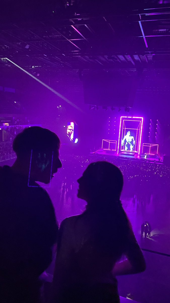 ayer después del concierto de Mora , mirando las fotos vi que le saqué a esta pareja y no se quienes sonnn pero las necesitann 😭