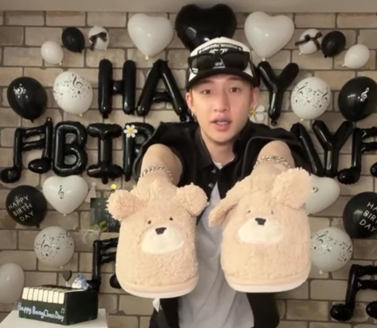 skzislivenow's tweet photo. {\__/} · ·̩　 。　 ☆
( •ω•) ＊ 。*　 + · 。
/つ📸 Today’s recap with Channie https://t.co/zJPJwXBFIh